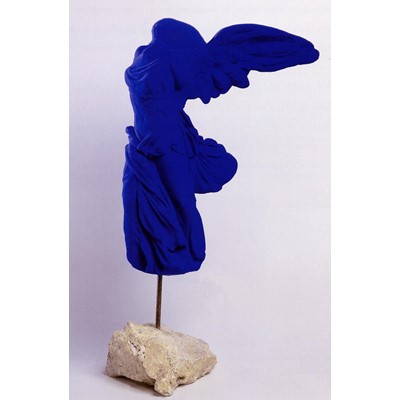 Yves Klein, Victoire de Samothrace, 1962, pigmento IKB su resina, cm 54, ed. 62/75