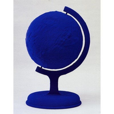Yves Klein, La terre bleue, 1962, pigmento IKB su resina, cm 36x29, ed. 105/300