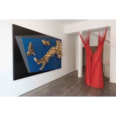L'Italia che dorme, 1970, legno dipinto e foglia oro, cm 186x300 (a sinistra); Il Diavolo e la Diavolessa, 2002, legno dipinto, cm 292x100x60 cm (a destra)
