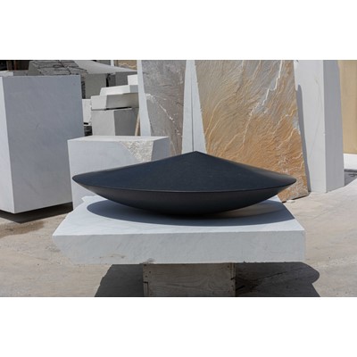Untitled, 2021, granito nero, 166,5x103x46 cm 